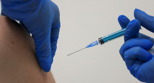 A healthcare worker providing vaccination. Photo: REUTERS/Tatyana Makeyeva 