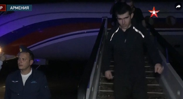 Armenian serviceman (right) who was released by Azerbaijan in exchange for minefield maps. Screenshot: http://tvzvezda.ru/news/202174824-87Swu.html