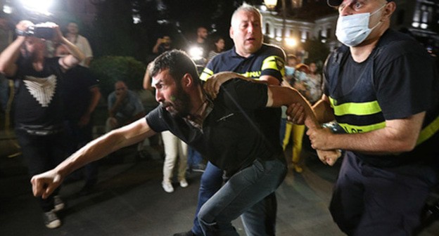 Policemen detain a protester, Tbilisi, July 6, 2021. Photo: REUTERS/Irakli Gedenidze