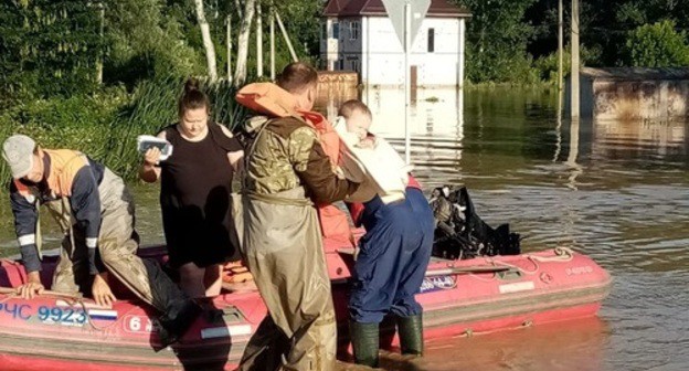 Rescuers help residents of a flooded village in Kuban. Photo: Instagram account of the Ministry for Emergencies of Russia 