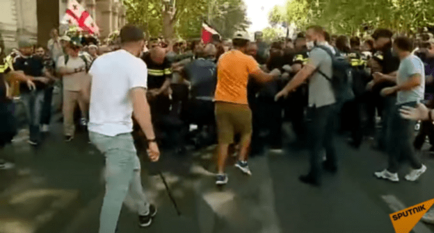 Protesters attack journalists in Tbilisi. Screenshot: http://www.youtube.com/watch?v=rik8355eRSg&t=3s 