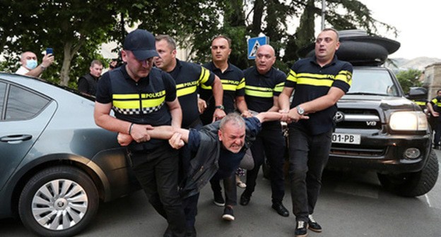 The detention of a protester at the action against the gay parade in Tbilisi. July 5, 2021. Photo: REUTERS/Irakli Gedenidze