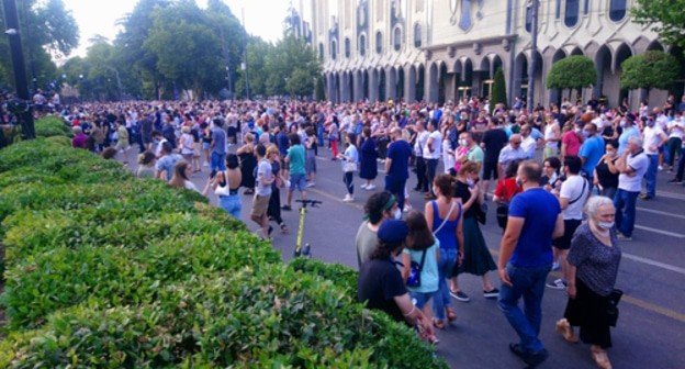 Rally participants block traffic on the Rustaveli Avenue in Tbilisi demanding to punish the perpetrators of attacks on journalists, July 17, 2021. Photo by Beslan Kmuzov for the Caucasian Knot