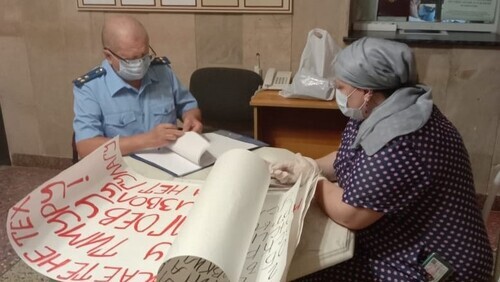 An official from the Prosecutor’s Office talks with Marina Tumgoeva, July 21, 2021. Photo by Vyacheslav Yaschenko for the Caucasian Knot