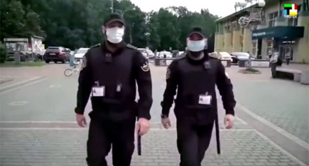 Chechen natives patrol streets in Troitsk. Screenshot: http://web.facebook.com/groups/YasenevoDistrict/post/3016811878641525