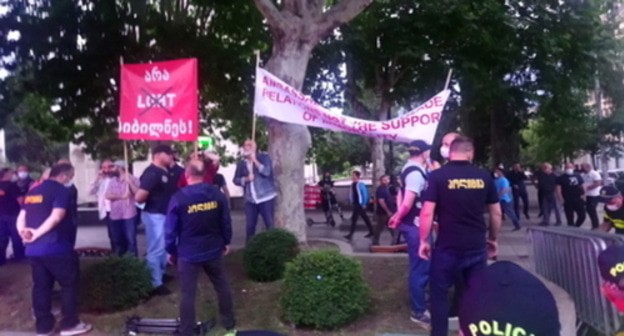 Protesters at the rally against LGBT, and the police in Tbilisi. Photo by Beslan Kmuzov for the "Caucasian Knot"