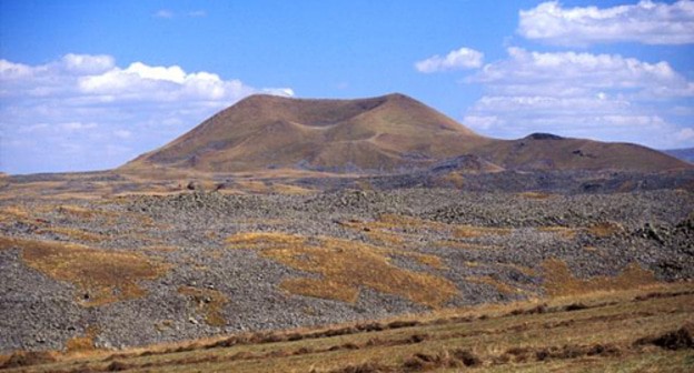 A lava field of the Porak volcano on the border between Azerbaijan and Armenia. Photo: Jim Luhr https://ru.wikipedia.org/wiki/Азербайджано-армянская_граница