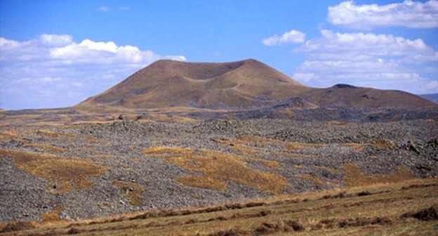 A lava field of the Porak volcano on the border between Azerbaijan and Armenia. Photo: Jim Luhr https://ru.wikipedia.org/wiki/Азербайджано-армянская_граница