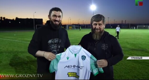 Magomed Daudov presents Ramzan Kadyrov with a T-shirt of the Akhmat football club with the emblem of a bookmaker, July 31, 2021. Screenshot: http://www.youtube.com/watch?v=uLU3QA4zGuE&t=525s