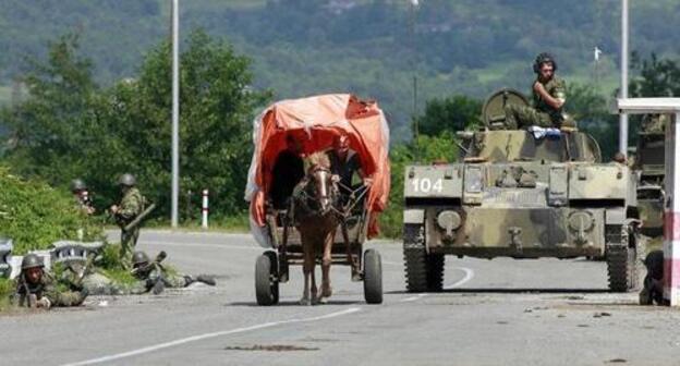 Russian soldiers monitor the Enguri Bridge on August 19, 2008. Photo: REUTERS / Umit Bektas