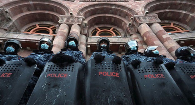 The police in front of the Armenian government building. Photo: Vahram Baghdasaryan/Photolure via REUTERS