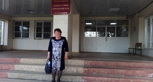 Yelena Barzukaeva at the Derbent City Court hearing a lawsuit a law enforcer had filed against her. April 29, 2021. Photo by Rasul Magomedov for the "Caucasian Knot"