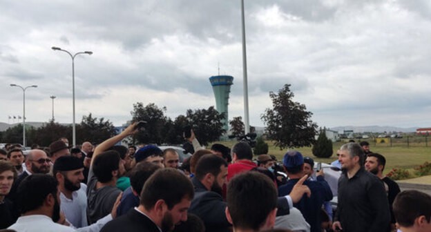 Ingush residents welcome Musa Evloev in Magas. Photo by Umar Yovloi for the Caucasian Knot