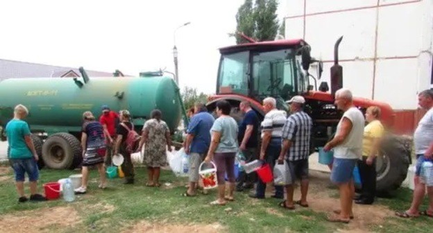 People stand in line to the water truck, Svetly Yar. Photo by Vyacheslav Yaschenko for the Caucasian Knot