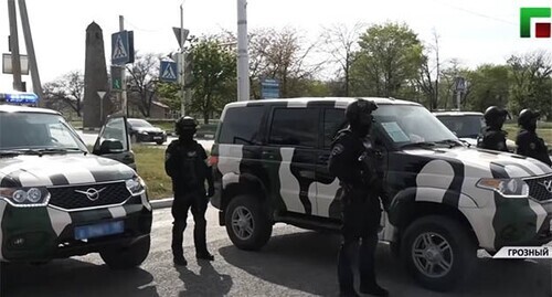 Law enforcers in Grozny. Screenshot of the video by the Grozny TV channel https://www.youtube.com/watch?v=rBL-u2jTFcQ