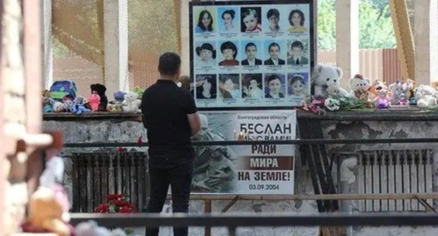 Residents of North Ossetia come to the place of tragedy in Beslan to commemorate the terror act victims, September 1, 2021. Photo by Tamara Agkatseva for the Caucasian Knot