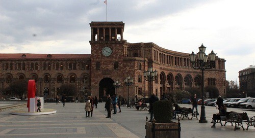 Yerevan residents at the Republic Square. Photo by Armine Martirosyan for the "Caucasian Knot"