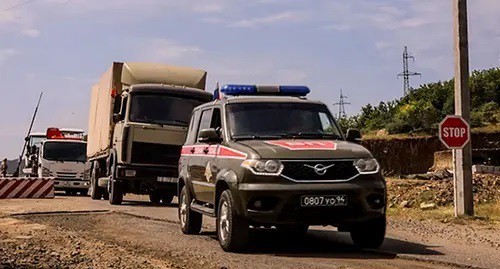 Peacekeepers carry construction materials to the Martuninsky District. Photo: press service of the Ministry of Defence of Russia 