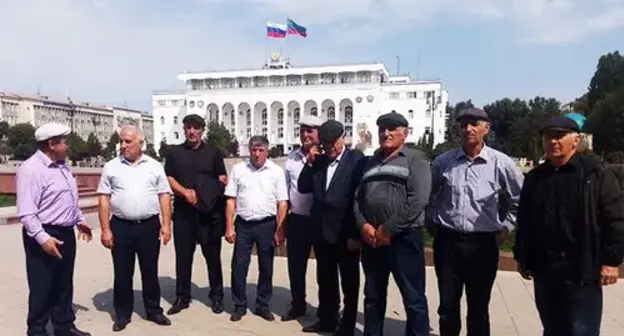 Deputies of the Urma village (Levashinsky District) the government building in Makhachkala, September 13, 2021. Photo by Rasul Magomedov for the Caucasian Knot