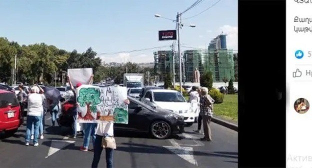 Action of defenders of a park in the “Fizgorodok” residential microdistrict in Yerevan. Screenshot: http://web.facebok.com/FizGorodok/Photos/a.4417677211626849/4442311319163438