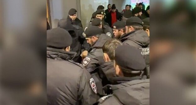 Beating up "Spartak" fans in Grozny. Screenshot of the video https://sport24.ru/news/football/2021-10-03-polk-kadyrova-obvinili-v-izbiyenii-dvukh-bolelshchikov-spartaka-na-matche-v-groznom