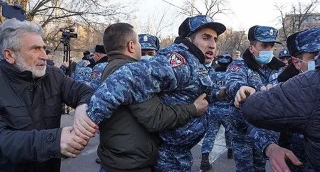 Policemen trying to stop protesters at an opposition rally in Yerevan, March 2021. Photo: REUTERS/Artem Mikryukov