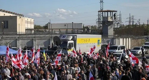 Mikhail Saakashvili's supporters at Rustavi Prison. Photo: REUTERS/Irakli Gedenidze