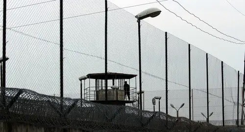 Barbed wire and metal mesh on the walls of a prison. Photo by Inna Kukudzhanova for the Caucasian Knot