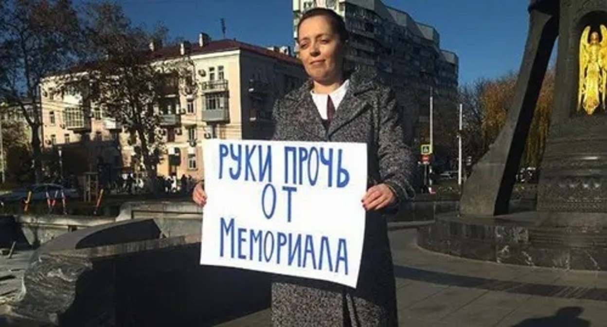 Yana Antonova holds a solo picket. Photo by Valeria Fedenyova for the Caucasian Knot