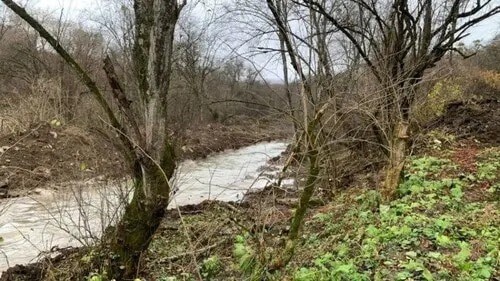 Bank of the Fortanga River. Screenshot of the video posted by the administration of the Sunzhensky district of Ingushetia, https://sunja-ri.ru/о-ситуации-на-границе-в-сельском-посел/