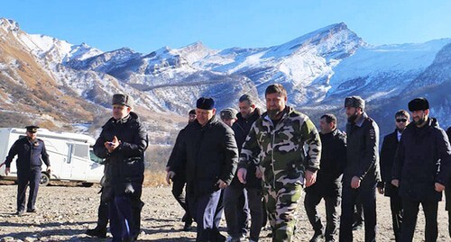 Ramzan Kadyrov (in the center) at the meeting on reconstruction of Galanchozhsky District. Photo: Rizvan Edilsultanov / IA "Grozny Inform"