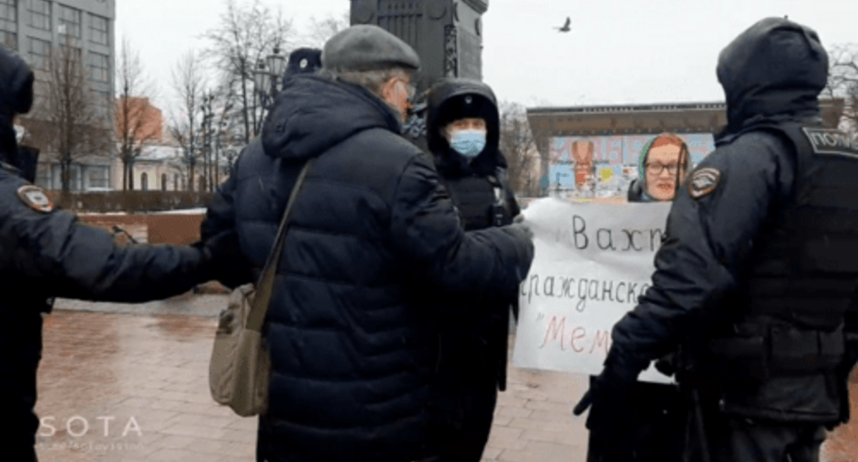 Victoria Ivleva, a journalist, at a picket in support of the "Memorial", Moscow, November 21, 2021. Screenshot of the video https://web.telegram.org/z/#-1382842129