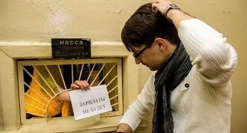 A man at the cash desk. Photo: Yuri Geiko / Yugopolis