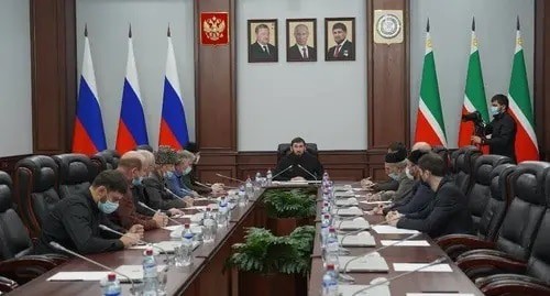 Session of the Chechen Parliament. Photo courtesy of the press service of the Parliament, https://parlamentchr.ru/novsti-new/m-daudov-provel-vstrechu-s-chlenami-pravleniya-soyuza-pisatelej-chr.html