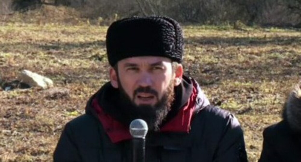 Magomed Daudov at the Fortanga river bank. Screenshot: https://www.instagram.com/p/CWjXYcVKsdm/