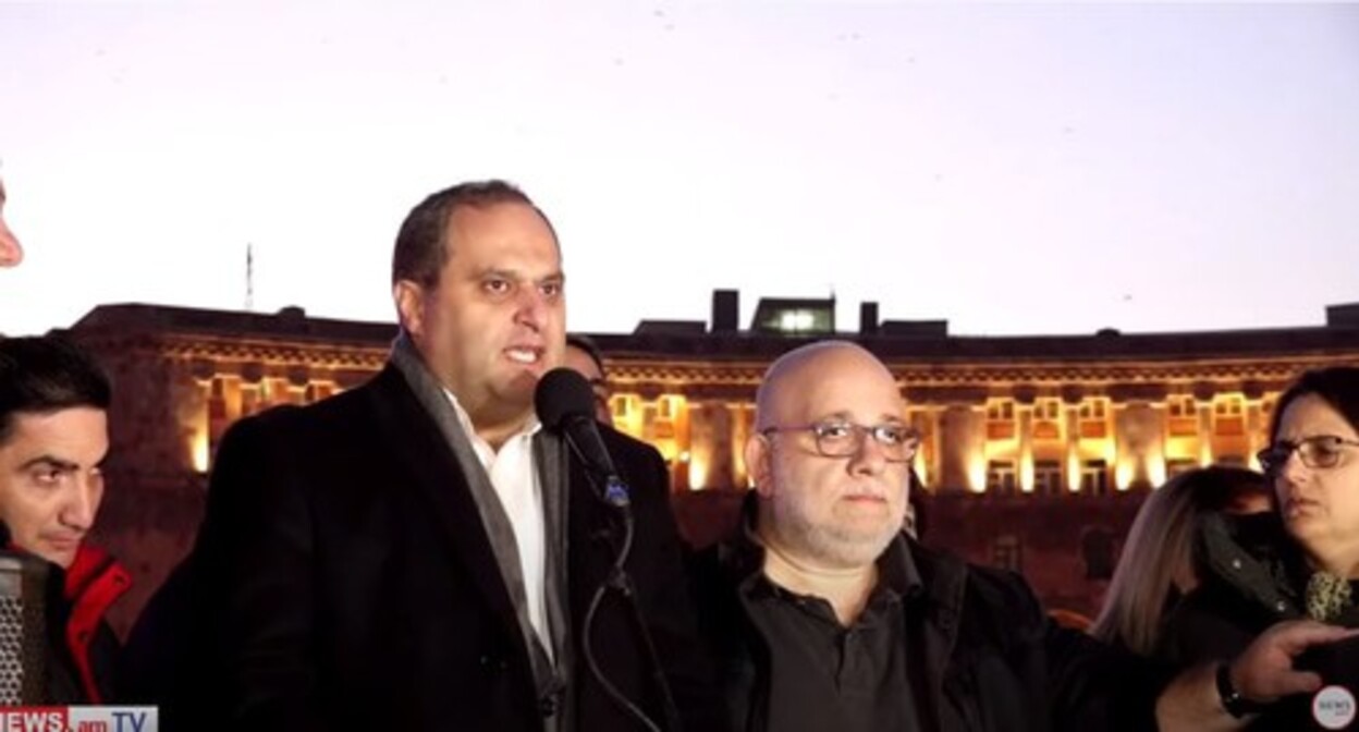 Ara Zograbyan speaking at a rally in Yerevan. Screenshot: https://www.youtube.com/watch?v=wOjKVCyf12U&t=390s