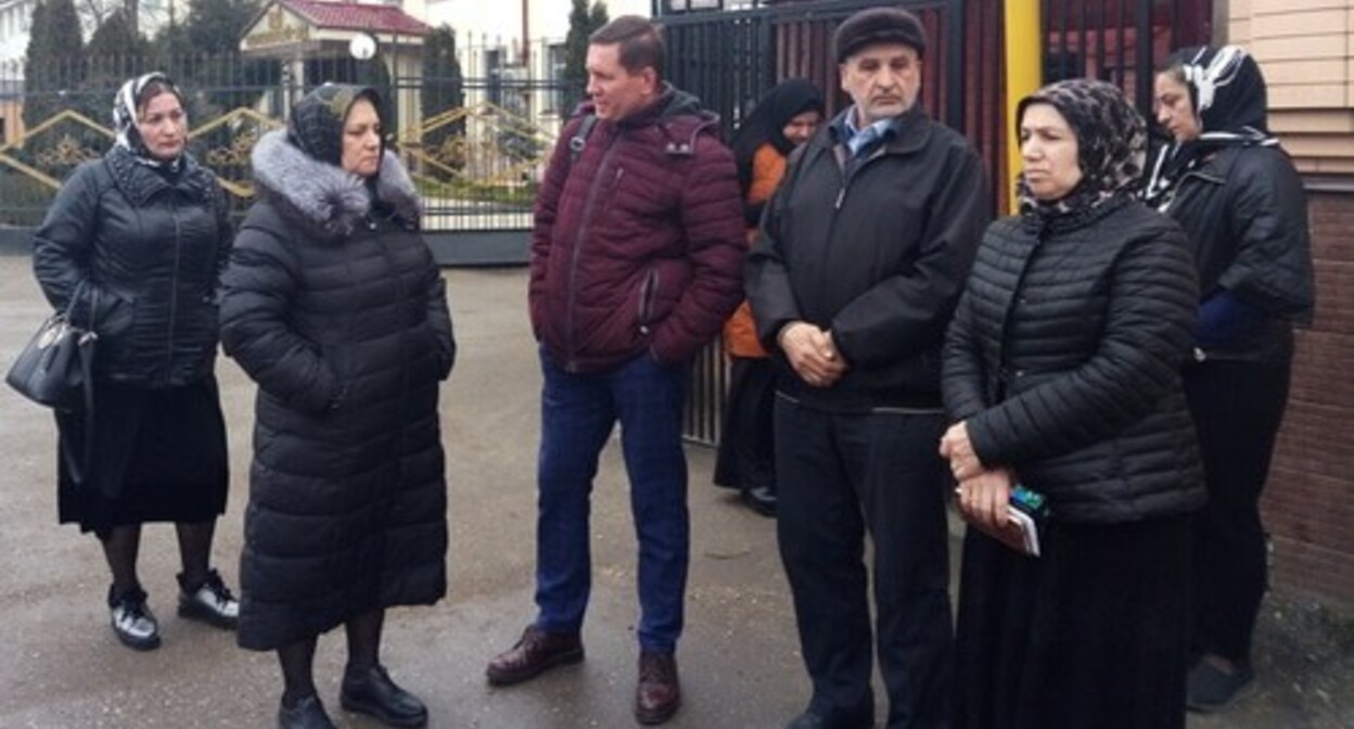 Relatives of the residents of Dagestan killed in Chechnya at the building of the Russia's Supreme Court. February 4, 2020. Photo by Rasul Magomedov for the "Caucasian Knot"