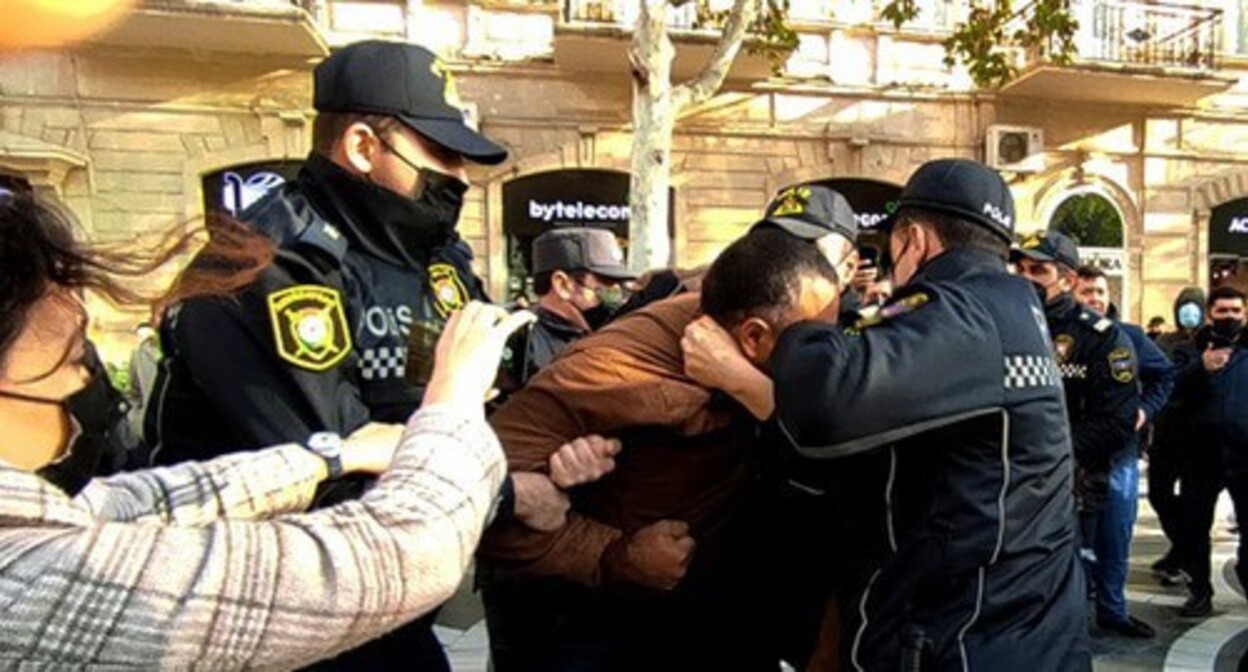 The detention of Tofig Yagublu, a well-known oppositionist. Photo by Faik Medjid for the "Caucasian Knot"