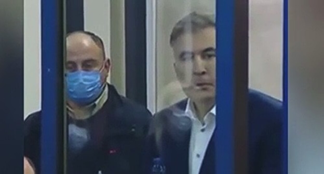 Mikheil (Mikhail) Saakashvili in the courtroom. Screenshot of the video by REN TV https://ren.tv/news/v-mire/909370-saakashvili-iz-zala-suda-prizval-storonnikov-prodolzhat-protesty"