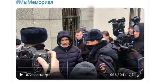 An activist (in the center) detained at a picket in Moscow. Screenshot of the video https://twitter.com/hrc_memorial/status/1470661709887115265