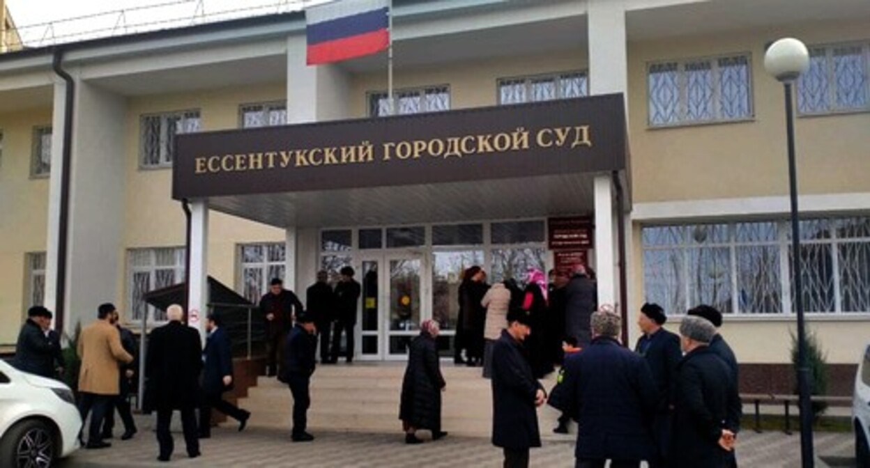 Supporters of the Ingush activists near the Yessentuki City Court. November 2021. Photo by Alyona Sadovskaya for the "Caucasian Knot"