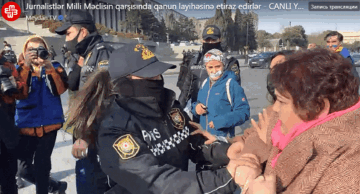 Participants of the rally against the draft law “On Media”. Screenshot of the video by Meydan.TV https://www.facebook.com/MeydanTelevision/videos/251010010476344