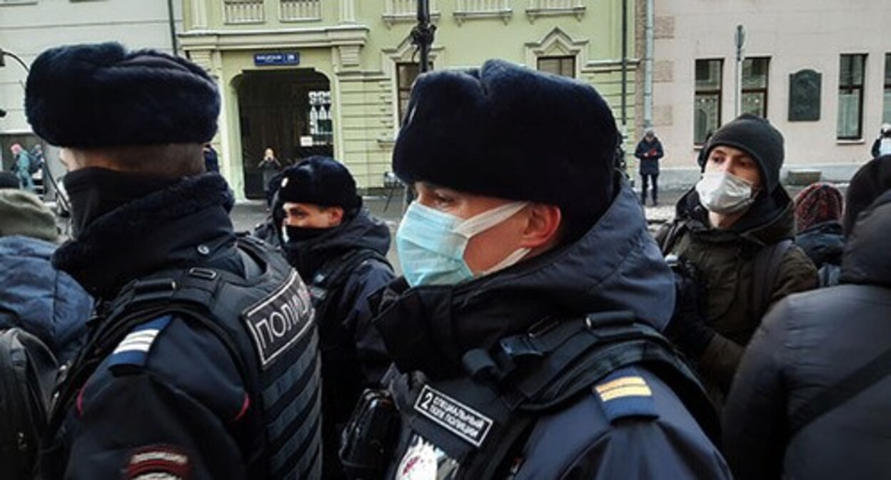 The police pushes journalists and support groups away from the entrance to the Supreme Court building. Moscow,  December 18, 2021. Photo by Rustam Djalilov for the "Caucasian Knot"