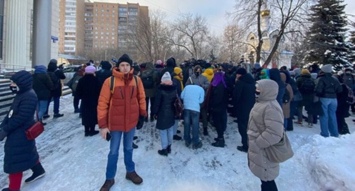 People near the building of the Moscow City Court after the announcement of the verdict. Screenshot of the post https://t.me/polniypc