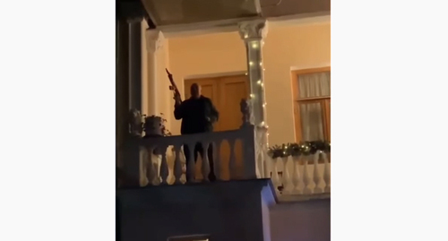 An armed man on the balcony of a Sukhumi restaurant, where a man was wounded. Screenshot: https://www.youtube.com/channel/UC2M9C6PmcXOfjzEP305TyZA