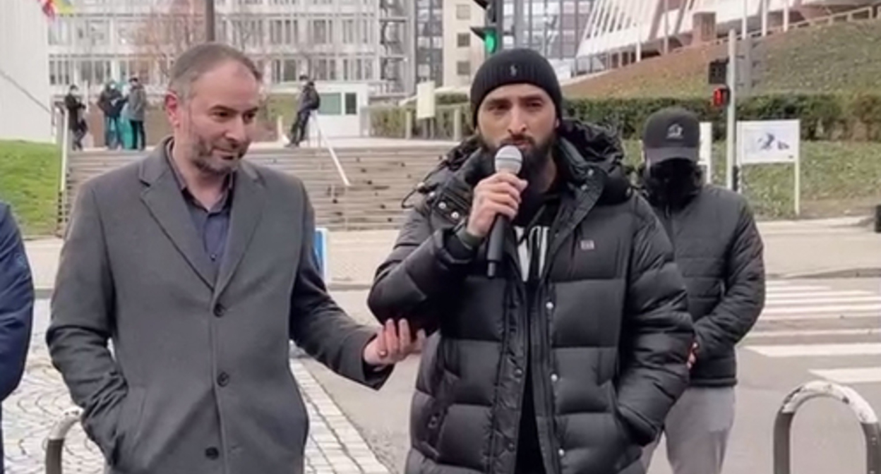 Tumso Abdurakhmanov (on the right) at a rally in Strasbourg on January 8, 2022. Screenshot of the video published on his Telegram channel