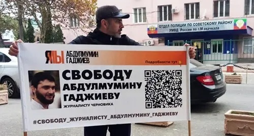 Salim Khalitov holds picket at a police station, Makhachkala, November 15, 2021. Photo by Rasul Magomedov for the Caucasian Knot