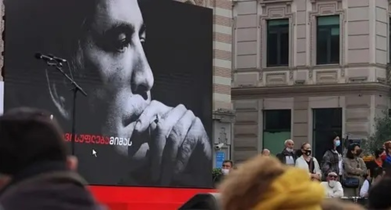 Banner with a portrait of Mikhail Saakashvili at an opposition rally in Tbilisi, October 14, 2021. Photo by Inna Kukudzhanova for the Caucasian Knot