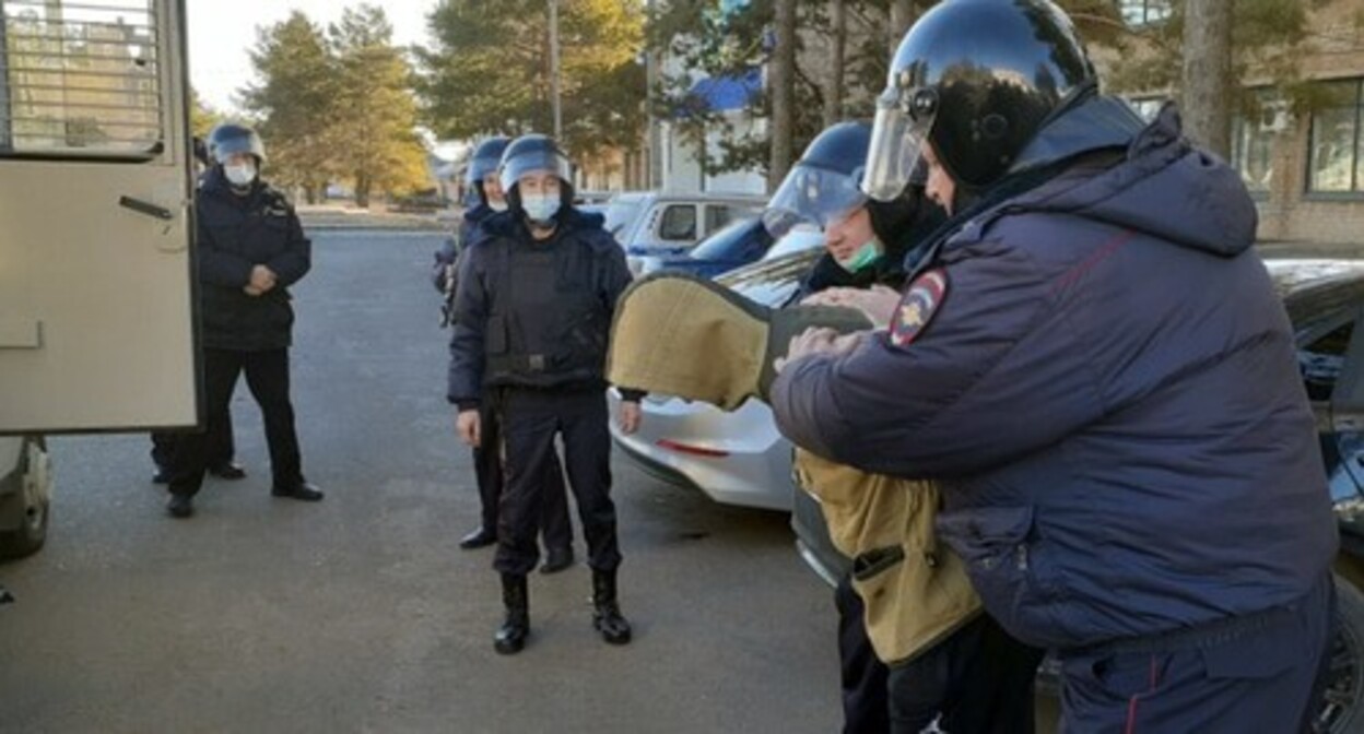 The FSB officers detain a suspect. Photo: http://nac.gov.ru/terrorizmu-net/fsb/fsb-rossii-predotvrashchena-popytka-soversheniya.html