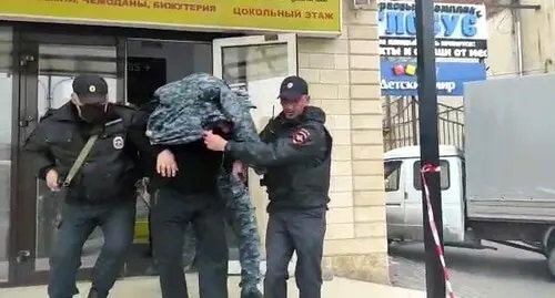 Employees of the Russian Investigative Committee arrest a suspect. Photo courtesy of the press service of the Investigative Committee, https://osetia.sledcom.ru/news/item/1556657/